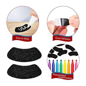 Vista detallada de tiras de ojos de PVC negro brillante con superficie para escribir