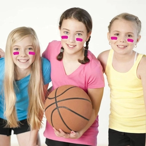 Primer plano de tiras faciales de PVC rosa para animadoras en evento deportivo