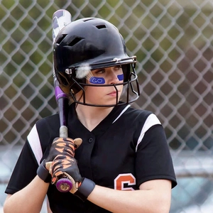 Primer plano de pegatinas azules para debajo de los ojos con texto GO para béisbol