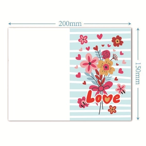 Detail van 200mm x 150mm bloemenwenskaart met Love-tekst en blauwe strepen motief