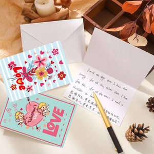 Bovenaanzicht van Happy Valentine's Day kaarten met Cupido-ontwerp en witte enveloppen
