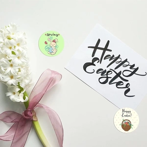 Etiquetas adhesivas de Pascua en rollo con diseños de conejitos y huevos decorativos