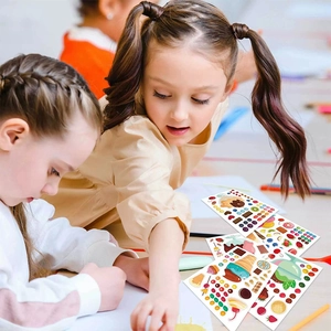 Adesivi colorati fai-da-te per bambini con motivi di gelato alla fragola e dolcetti vari
