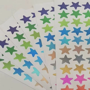 Autocollants de récompense en forme d'étoiles colorées avec une finition brillante