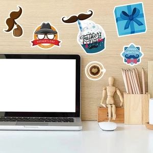 Set de stickers Fête des Pères avec moustaches et chapeaux sur mur en bois