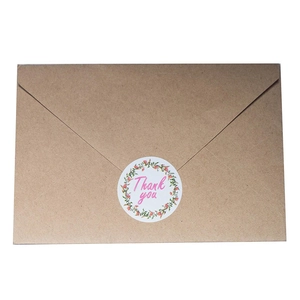 Autocollants Thank You floraux avec couronnes colorées sur enveloppes kraft pour cadeaux