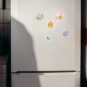 Bunte Happy Easter Aufkleber mit Hasen und Eiern auf weißem Hintergrund