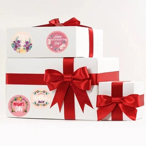 Autocollants Happy Mother's Day fleuris sur des boîtes cadeaux avec ruban rouge
