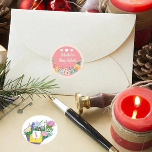 Autocollants floraux Happy Mother's Day sur emballage cadeau avec bougies et décor