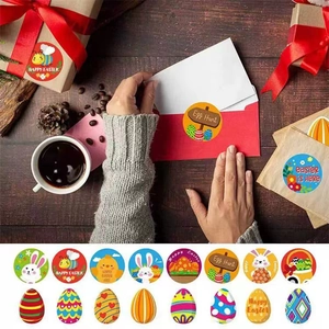 DIY Vrolijk Pasen stickers met konijntjes en eieren op warme houten achtergrond