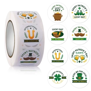 Dettaglio di adesivi rotondi per San Patrizio con trifogli e vasi di monete d'oro
