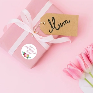 Autocollants Happy Mother's Day fleuris sur boîte cadeau avec tulipes et rubans