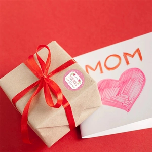 Autocollants roses Happy Mother's Day sur boîte cadeau avec ruban rouge et carte