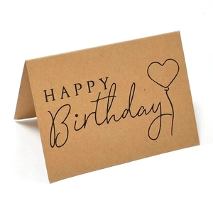 Biglietto di auguri piegato in carta kraft marrone con decoro a palloncino cuore