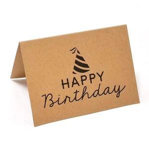 Dettaglio biglietto d'auguri in carta kraft con stampa cappellino nero e testo Happy Birthday
