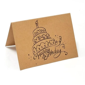 Primo piano di un biglietto di compleanno in carta kraft con torta disegnata a mano