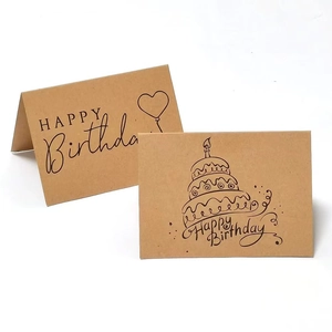 Biglietti d'auguri minimalisti in carta kraft con torta disegnata a mano e palloncino a cuore
