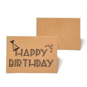 Biglietto di compleanno minimalista in carta kraft con cappello e stelle disegnati