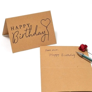 Biglietto di compleanno minimalista in carta kraft con cuore e interno scritto a mano