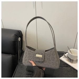 Détail du sac baguette léopard gris avec boucle en métal doré et texture mate