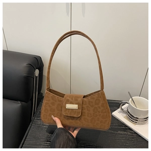 Détail du sac baguette rétro à motif léopard avec texture suède et boucle métallique