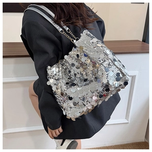 Détail du sac à bandoulière à paillettes argentées avec disques métalliques et chaîne
