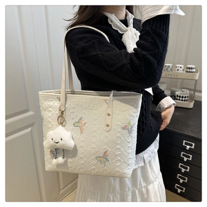 Elegante borsa tote trapuntata bianca con ricamo di farfalle e ciondolo a nuvola morbida