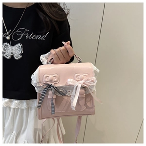 Détail du sac à dos Lolita rose avec bordures en dentelle blanche et nœuds en satin