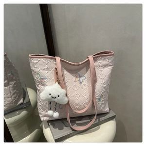 Borsa tote rosa trapuntata con ricamo a farfalla e ciondolo a nuvola di peluche