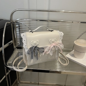 Weiße Lolita Schultertasche mit Spitzenkanten und Schleifen auf modernem Regal