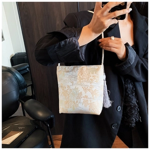 Detalle de bolso cubo estilo chino con estampado de paisaje y borla color lila