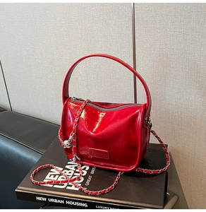 Détail du sac à main rouge en similicuir avec gaufrage fashion et chaîne argentée