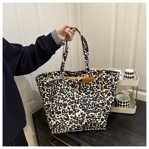 Détail du sac cabas en toile à imprimé léopard avec poche frontale et grand volume
