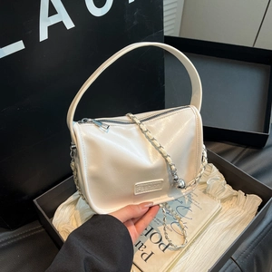 Petit Sac Carré en Cuir Verni pour Femme Sac à Épaule Bandoulière en PU Brillant Avec Chaîne Et Ornement de Boule Métallique