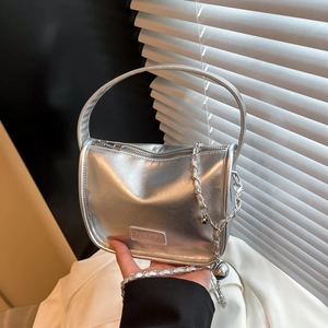 Sac à main chic en similicuir argenté avec bandoulière chaîne et étiquette Fashion