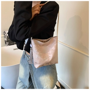 Detalle de la tela jacquard rosa y la borla de seda en el bolso de hombro estilo cubo