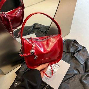 Mini sac à main en cuir verni rouge brillant avec bandoulière et chaîne