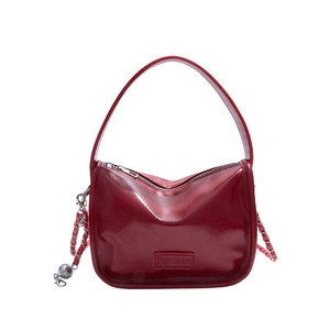 Sac à main en cuir verni rouge avec bandoulière chaîne et poignée large