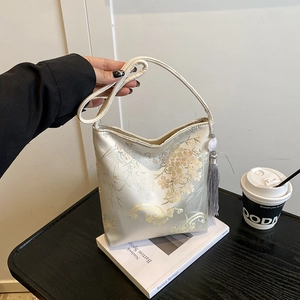 Bolso de Axila Bordado de Nuevo Estilo Chino de PU con Textura de Satén Bolso de Hombro con Borla Patrón de Mariposa Flor Mujer