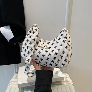 Borsa a mezzaluna in velluto bianco con fiocchi neri e tracolla larga alla moda