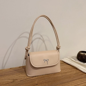 Sac bandoulière beige élégant avec nœud argenté et bandoulière nouée pour femme
