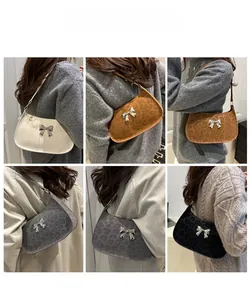 Vues détaillées des sacs sous les bras à motif léopard et unis avec nœuds métalliques