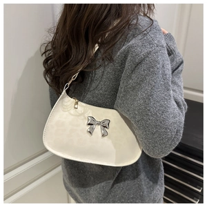 Détail du sac croissant à imprimé léopard avec boucle papillon argentée et fermeture éclair