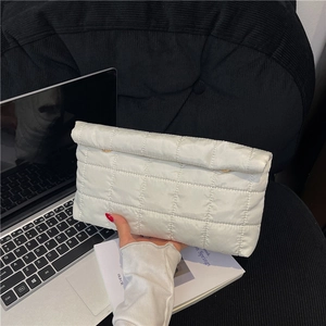 Gewatteerde gebroken witte clutch met overslagflap en goudkleurige metalen knoppen