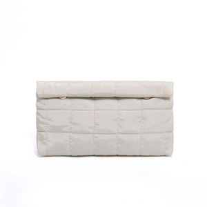 Moderne gewatteerde lichtgrijze clutch met ruitstiksel en gouden metalen details
