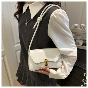 Détail d'un sac bandoulière en PU blanc avec boucle dorée et sangle nouée sur modèle