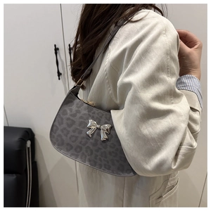 Détail du sac porté épaule léopard gris avec décoration de boucle papillon en métal argenté