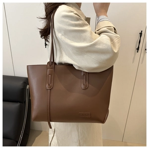 Borsa tote in pelle marrone con design minimalista e morbida trama opaca per il pendolarismo
