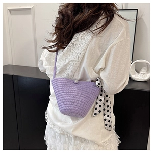 Détail du sac seau tissé violet avec fermoir perle et foulard en soie à pois