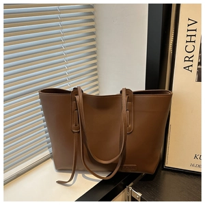 Dettaglio della borsa tote in pelle PU marrone scuro con logo FASHION e sottili spalline